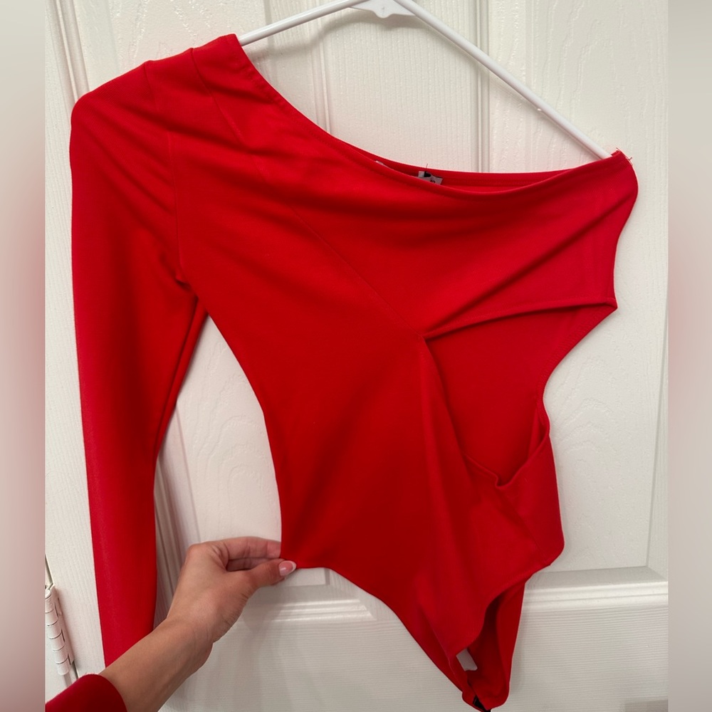 Adika bodysuit, half sleeve with cutout on side